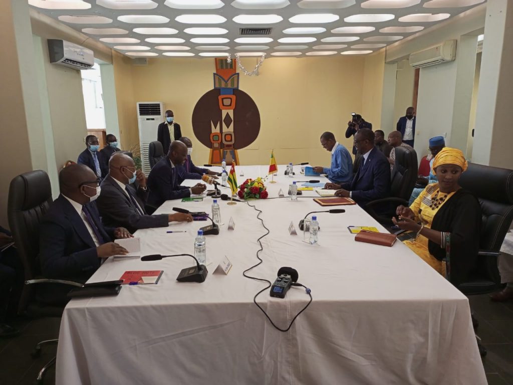 Les délégations du Mali et du Togo lors de la réunion à Lomé ce 04 mai 2022 (C) Ken LOGO