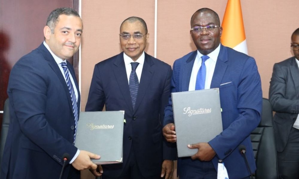 Ahmed Attout, manager pour le développement des marchés de capitaux à la Banque africaine de développement (à gauche), Adama Coulibaly, ministre ivoirien de l’Économie et des Finances, et Karim Diarassouba, PDG de la compagnie de réassurance CICA-RE. La Banque africaine de développement a signé un accord d'investissement de quelque 10 millions d'euros avec la CICA-RE