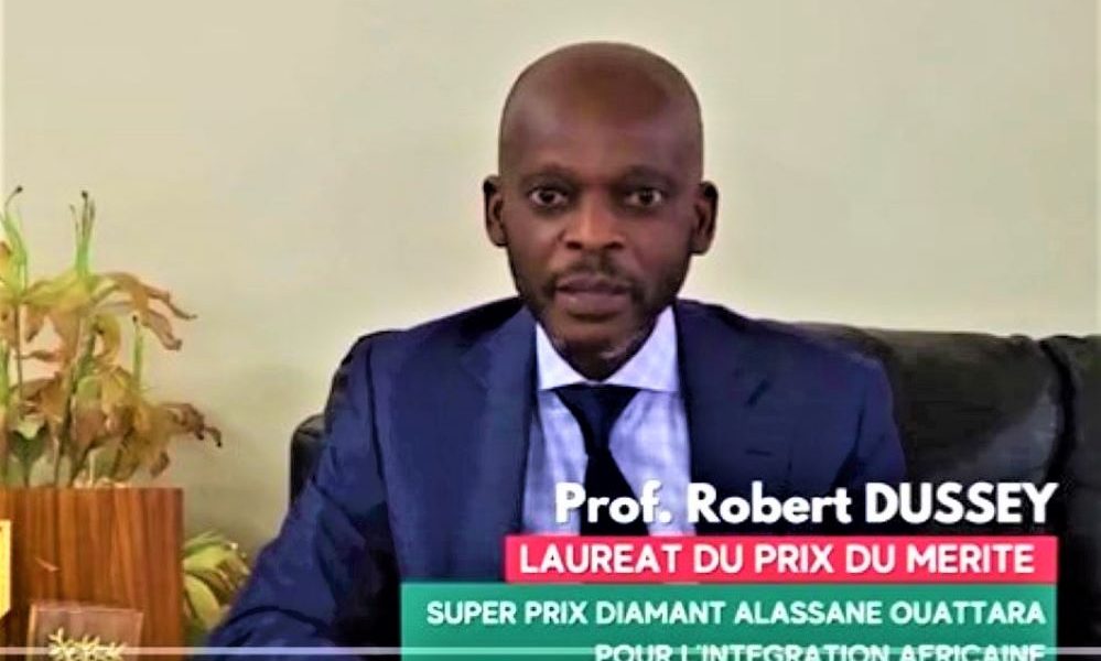 Robert Dussey, lauréat du super prix Alassane Ouattara