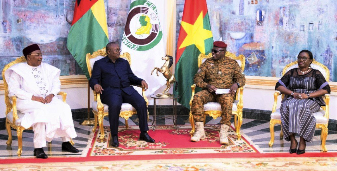 Le président en exercice de la CEDEAO en audience avec Le président de la transition au Burkina Faso.jpeg