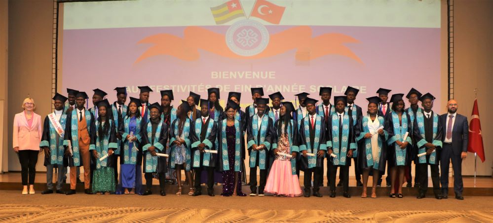 Les 31 élèves entourés du représentant de la Fondation Maarif au Togo et de l'ambassadrice de la Turquie et le Togo