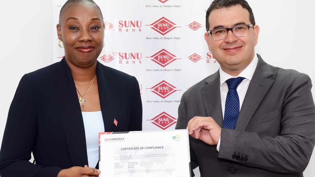 Myriam Adotévi et Al El Azzouzi lors de la remise de la certification PCI DSS à SUNU Bank Togo