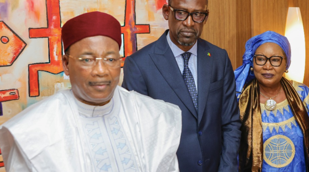 Issoufou Mahamadou l'ancien président du Niger en visite au Mali chez Assimi Goïta