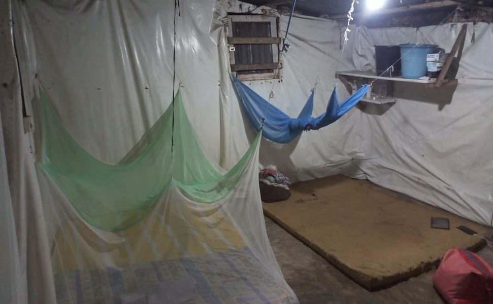 Vue de l'intérieur d'une chambres des réfugiés ivoiriens au Togo (Avépozo) toujours habitée alors que le HCR demande de quitter les lieux